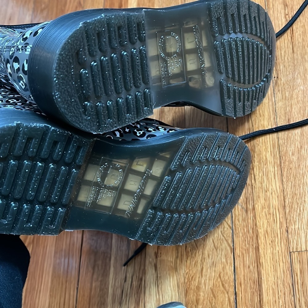 Dr. Marten 1460 leopard / cheetah print NWOT some print looks like skulls sz 8. - Picture 3 of 6
